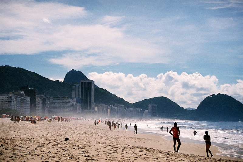 Laura i Astronom-457.JPG - Copacabana w Rio. Wygląda sielankowo. Jednakże ostateczny bilans był następujący: wyrwany obojczyk Natalki, porwane dwie pary okularków pływackich, kilka bolesnych stłuczeń tyłka. Wniosek - jak wam ktoś powie kiedyś, że na Copacabanie fala jest zdradliwa, to tak znowu bardzo go nie wyśmiewajcie... (Zdjęcie: Laura i Astronom)